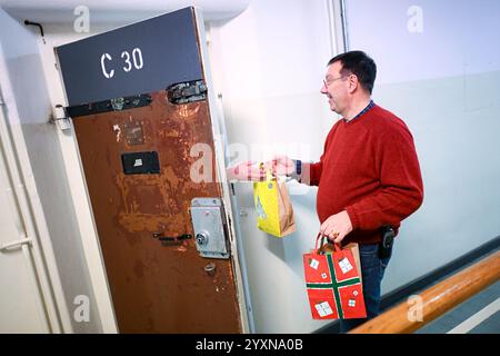 Bremen, Deutschland. Dezember 2024. Pastor Christian Fischer verteilt Weihnachtssäcke an die Häftlinge des Bremer Gefängnisses. Die Gefangenen erhalten vor Weihnachten eine Tüte Süßigkeiten, Kaffee und einen kleinen Jahreskalender. Die Weihnachtskampagne läuft seit rund 20 Jahren. Quelle: Sina Schuldt/dpa/Alamy Live News Stockfoto