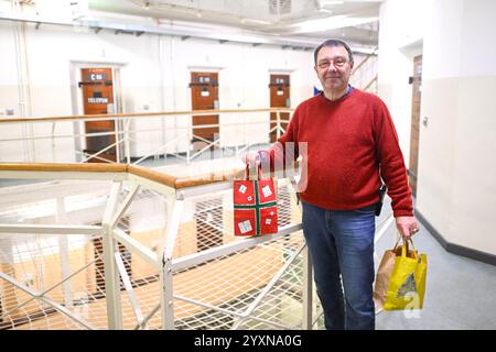 Bremen, Deutschland. Dezember 2024. Pastor Christian Fischer verteilt Weihnachtssäcke an die Häftlinge des Bremer Gefängnisses. Die Gefangenen erhalten vor Weihnachten eine Tüte Süßigkeiten, Kaffee und einen kleinen Jahreskalender. Die Weihnachtskampagne läuft seit rund 20 Jahren. Quelle: Sina Schuldt/dpa/Alamy Live News Stockfoto