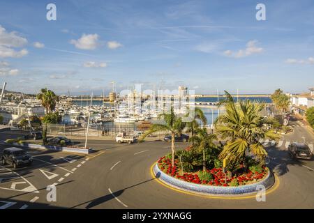 Wunderschöner Blick auf die Straße mit einem Hafen von Ceuta in Spanien, Nordafrika Stockfoto