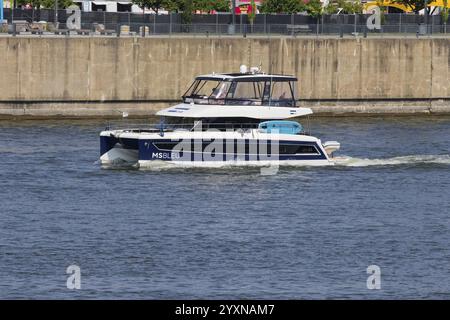 Moderne Yacht im alten Hafen, Montreal, Provinz Quebec, Kanada, Nordamerika Stockfoto