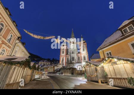 Adventsatmosphäre, Wallfahrtskirche, Basilika Mariazell, blaue Stunde am frühen Morgen, Mariazell, Obersteiermark, Steiermark, Österreich, Europa Stockfoto