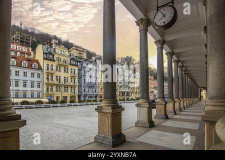 Stadtbild im Winter. Stadtbild mit historischen Gebäuden in einer Altstadt aus der Barockzeit. Stadtbild Karlsbad, Tschechische Republik, Europa Stockfoto