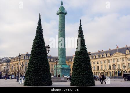 Paris, Frankreich, 12.12.2024 wunderschöne Weihnachtsbäume am Place Vendôme an einem bewölkten Tag Stockfoto