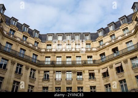 Paris, Frankreich, 12.12.2024 Fassade eines typischen Haussmannischen Gebäudes in Paris Stockfoto