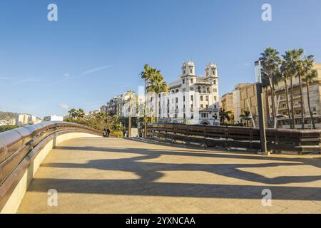 Wunderschöner Blick auf Ceuta mit Herkules Statue Schatten auf dem Bürgersteig im Vordergrund, Spanien, Nordafrika, Europa Stockfoto