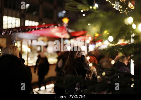 Zahlreiche Menschen schlendern bei Nacht über einen festlich geschmückten Weihnachtsmarkt, Köln, Nordrhein-Westfalen, Deutschland, Europa Stockfoto