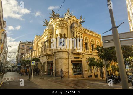 Ceuta, Spanien - Dezember 2023: Haus der Drachen in der Hauptstraße von Ceuta, Nordafrika Stockfoto