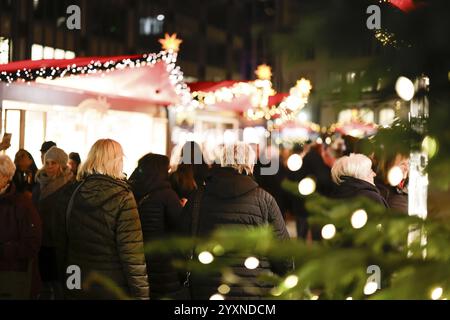 Zahlreiche Menschen schlendern bei Nacht über einen festlich geschmückten Weihnachtsmarkt, Köln, Nordrhein-Westfalen, Deutschland, Europa Stockfoto