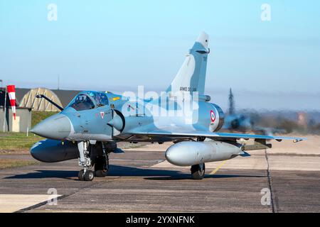 Die französische Luftwaffe Mirage 2000-5F fährt auf dem Luftwaffenstützpunkt Luxeuil-Saint Sauveur, Frankreich. Stockfoto