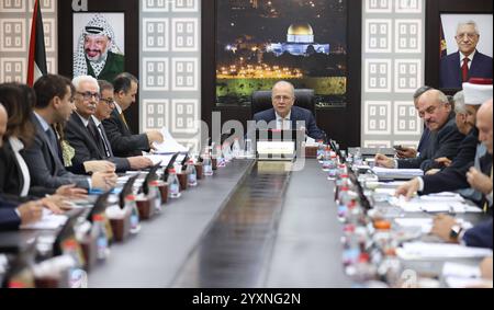 Der palästinensische Premierminister Mohamed Mustafa leitet das Regierungstreffen in Ramallah am 17. Dezember 2024 in Ramallah. Foto: Büro des Premierministers Ramallah West Bank Palästinensische Gebiete 171224 Ramallah PMO 001 Urheberrecht: XapaimagesxPrimexMinisterxOfficexxapaimagesx Stockfoto