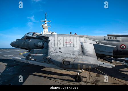 Die italienische Marine AV-8B+ Harrier II Plus auf dem Flugdeck des ITS Cavour Flugzeugträgers. Stockfoto