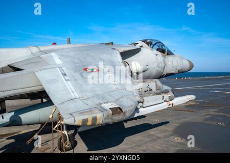 Die italienische Marine AV-8B+ Harrier II Plus auf dem Flugdeck des ITS Cavour Flugzeugträgers. Stockfoto