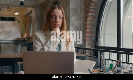 Nachdenklich nachdenklich verwirrtes Geschäft Kaukasische Frau Geschäftsfrau Studentenmädchen weibliche Arbeitgeberin in Café Büro Schule Universität Stockfoto