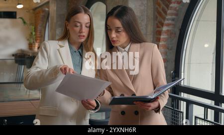 Business Team glücklich aufgeregt emotional zufrieden Kollegen kaukasische Kollegen Frauen Geschäftsfrauen Mädchen Frauen Frauen Frauen Frauen im Büro diskutieren zusammen Stockfoto
