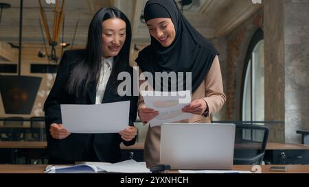 Glückliche Frauen Geschäftspartner Kollegen multiethnische Mädchen multirassische Frauen Asiatische Geschäftsfrau Muslime Frau Mädchen Vielfalt Geschäftsfrauen Büro Stockfoto