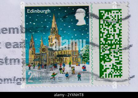 Weihnachtsmarke 2. Klasse auf Umschlag - Stempel mit Barcode, Briefmarke mit Barcode UK - Briefmarke 2. Klasse Stockfoto
