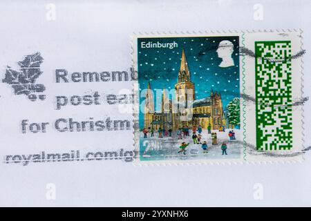 Weihnachtsmarke 2. Klasse auf Umschlag - Stempel mit Barcode, Briefmarke mit Barcode UK - Briefmarke 2. Klasse Stockfoto