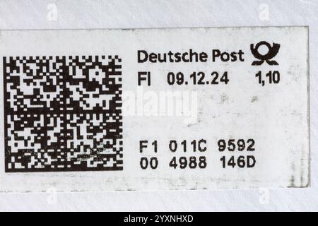 Briefmarke der Deutschen Post mit Barcode auf Umschlag Stockfoto