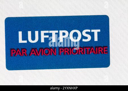 Luftpost Par Avion Prioritaire auf weißem Umschlag - Priority Airmail Stockfoto