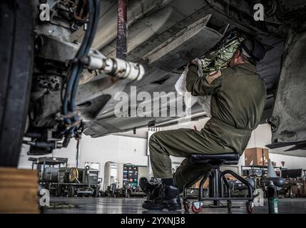 Instandhaltungspersonal arbeitet an einem italienischen Luftwaffentaifun EF-2000. Stockfoto