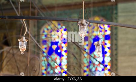 Kerzenlichter Hängen In Der Sultanahmet-Moschee, Istanbul, Türkei Stockfoto