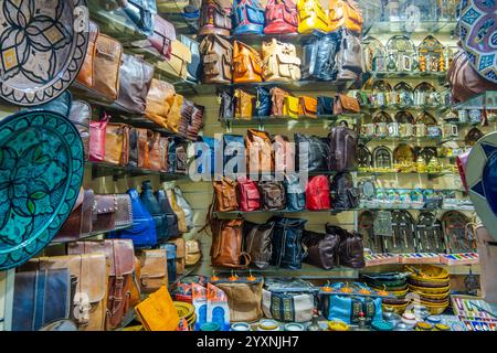 Marktplatz in der historischen Medina, voller Souvenirs, Ledertaschen, Metallstücke, Tetouan, Marokko, Nordafrika Stockfoto