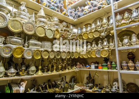 Marktplatz in der historischen Medina, voller Souvenirs, Ledertaschen, Metallstücke, Tetouan, Marokko, Nordafrika Stockfoto