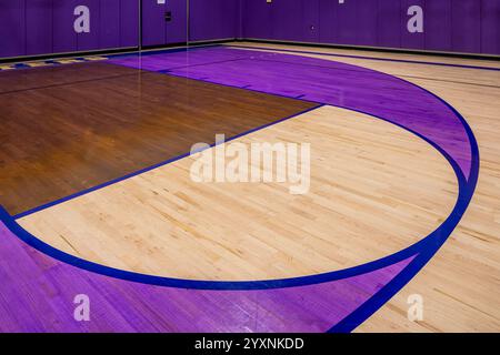 Neuer Innenboden aus Holz mit violettem, blauem, lackiertem Basketball, Sportplatz, Linienmarkierungen. Stockfoto