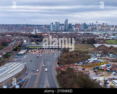 Wirral Eingang zum Kingsway Mersey Tunnel mit Liverpool Skyline im Hintergrund, Merseyside, England Stockfoto