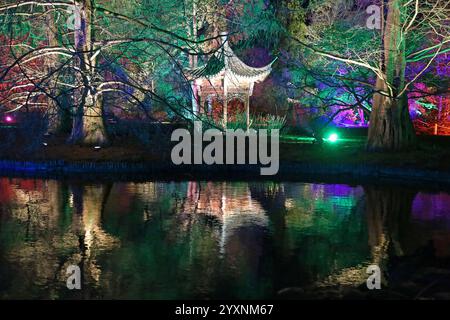 Butterfly Lover's Pavilion, Seven Acres Lake, Glow 2024, RHS Garden Wisley, Woking, Surrey, England, Großbritannien, Vereinigtes Königreich, Vereinigtes Königreich, Europa Stockfoto