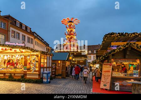 Weihnachtspyramide auf dem Weihnachtsmarkt Paderborn in der Abenddämmerung, Paderborn, Nordrhein-Westfalen, Deutschland, Europa | Weihnachtspyramide A Stockfoto