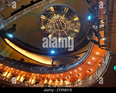 Mexiko-Stadt, Mexiko - 12. Juli 2024: Innenraum der Haupthalle des Palastes der Schönen Künste mit einem Vorhang aus verzierten Glasstücken Stockfoto