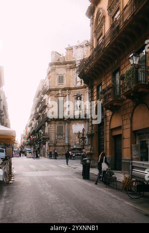 Palermo Palermo, Sizilien, 22.11.2024: Quattro Canti, Palermo, die pulsierende Hauptstadt Siziliens, ist ein Ort, an dem Geschichte und modernes Leben leben Stockfoto