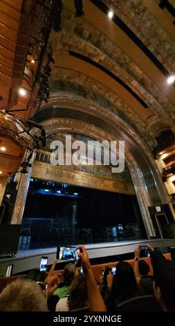 Mexiko-Stadt, Mexiko - 12. Juli 2024: Innenraum der Haupthalle des Palastes der Schönen Künste mit einem Vorhang aus verzierten Glasstücken Stockfoto