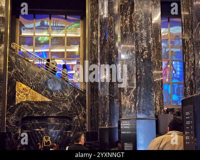 Mexiko-Stadt, Mexiko - 12. Juli 2024: Banco de Mexico Museum im Hauptgebäude von CDMX mit numismatischer Sammlung und Eintritt in den riesigen Tresor Stockfoto