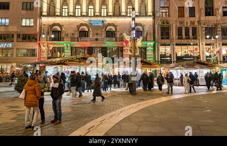 Vörösmarty tér 2025, Budapester Weihnachtsmarkt 2024, Touristenattraktion am Vorosmarty Platz Budapest, Ungarn Stockfoto