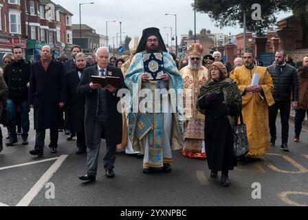 Der Segen des Meeres findet im Jahreskalender der griechisch-orthodoxen Kirche am 6. Januar statt, um die Taufe Christi zu feiern. Sehr Positiv. Archimandrit Vissarion Kokliotis, (in blauen Gewändern) führt die Prozession zum Strand für die Zeremonie des Segens des Meeres. Margate, Kent, England 6. Januar 2017 2010, UK HOMER SYKES Stockfoto