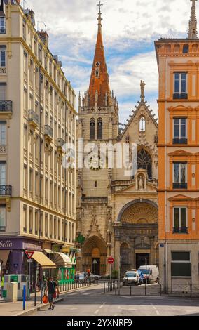 Blick auf die Stadt mit der katholischen Kirche St. Nizier im Hintergrund, Lyon Stockfoto