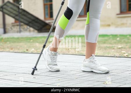 Sportliche Frau, die Nordic Walking auf der Straße macht, Nahaufnahme Stockfoto