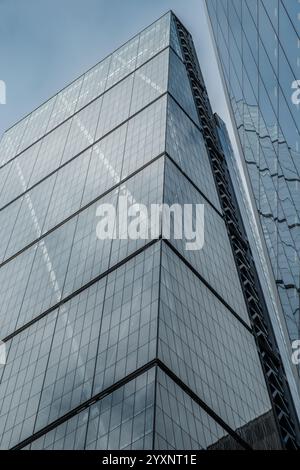 Nahaufnahme des Leadenhall Building, bekannt als Cheesegrater. Moderne Stadtarchitektur in City of London, England. Stockfoto