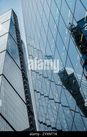 Nahaufnahme des Leadenhall Building, bekannt als Cheesegrater. Moderne Stadtarchitektur in City of London, England. Stockfoto