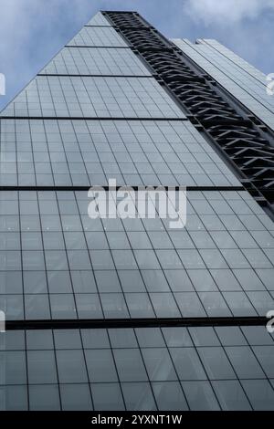 Nahaufnahme des Leadenhall Building, bekannt als Cheesegrater. Moderne Stadtarchitektur in City of London, England. Stockfoto