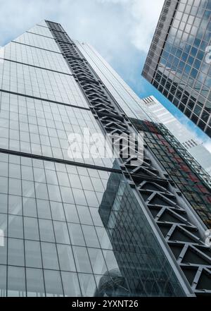 Nahaufnahme des Leadenhall Building, bekannt als Cheesegrater. Moderne Stadtarchitektur in City of London, England. Stockfoto