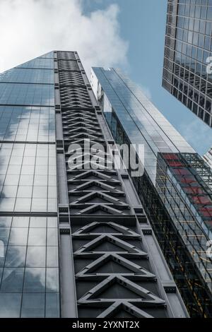 Nahaufnahme des Leadenhall Building, bekannt als Cheesegrater. Moderne Stadtarchitektur in City of London, England. Stockfoto