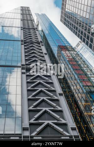 Nahaufnahme des Leadenhall Building, bekannt als Cheesegrater. Moderne Stadtarchitektur in City of London, England. Stockfoto