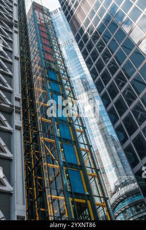 Nahaufnahme des Leadenhall Building, bekannt als Cheesegrater. Moderne Stadtarchitektur in City of London, England. Stockfoto