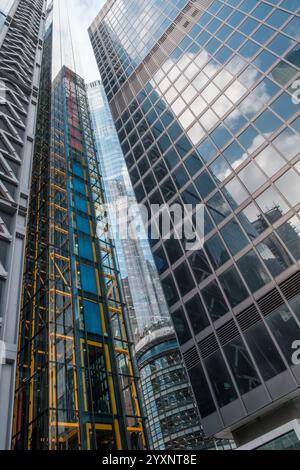 Nahaufnahme des Leadenhall Building, bekannt als Cheesegrater. Moderne Stadtarchitektur in City of London, England. Stockfoto