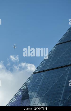 Nahaufnahme des Leadenhall Building, bekannt als Cheesegrater. Moderne Stadtarchitektur in City of London, England. Stockfoto