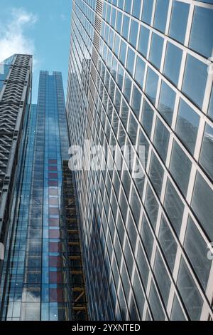 Nahaufnahme des Leadenhall Building, bekannt als Cheesegrater. Moderne Stadtarchitektur in City of London, England. Stockfoto