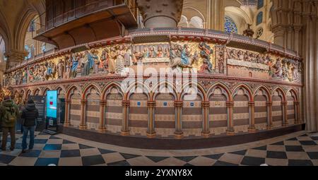 Paris, Frankreich - 12 16 2024: Notre Dame de Paris. Sehen Sie Details zur Nordwand des Chorgeheges in der Kathedrale Stockfoto